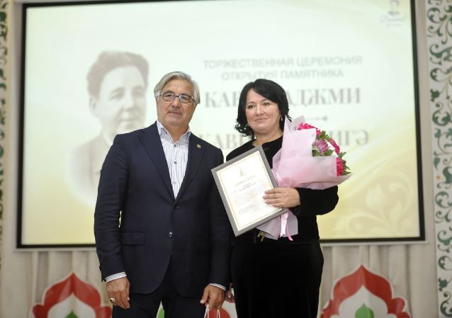 Күренекле татар язучысы Кави Нәҗмигә Уразавылында  һәйкәл ачылды