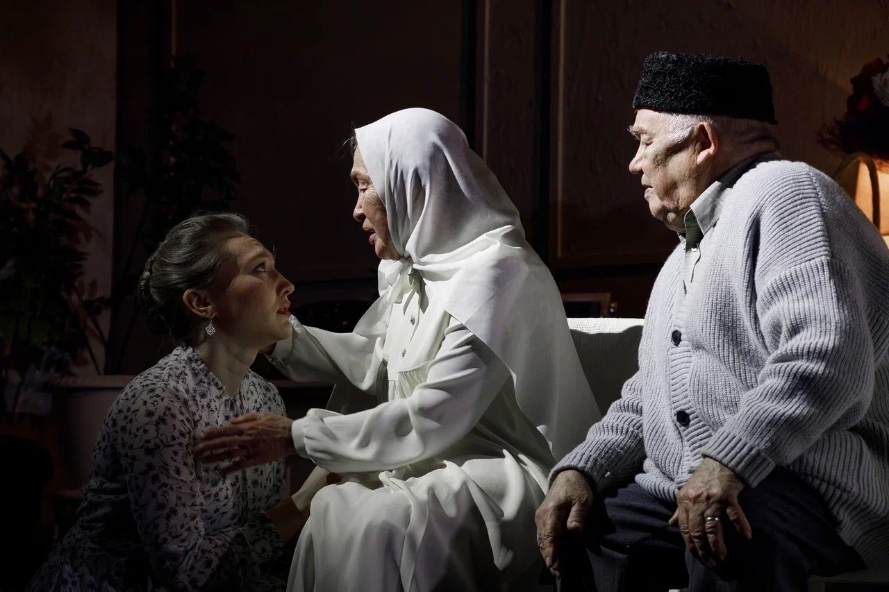 Ана йөрәгенә бар да сыя... Тинчурин театры «Әни килде» спектаклен тәкъдим итте