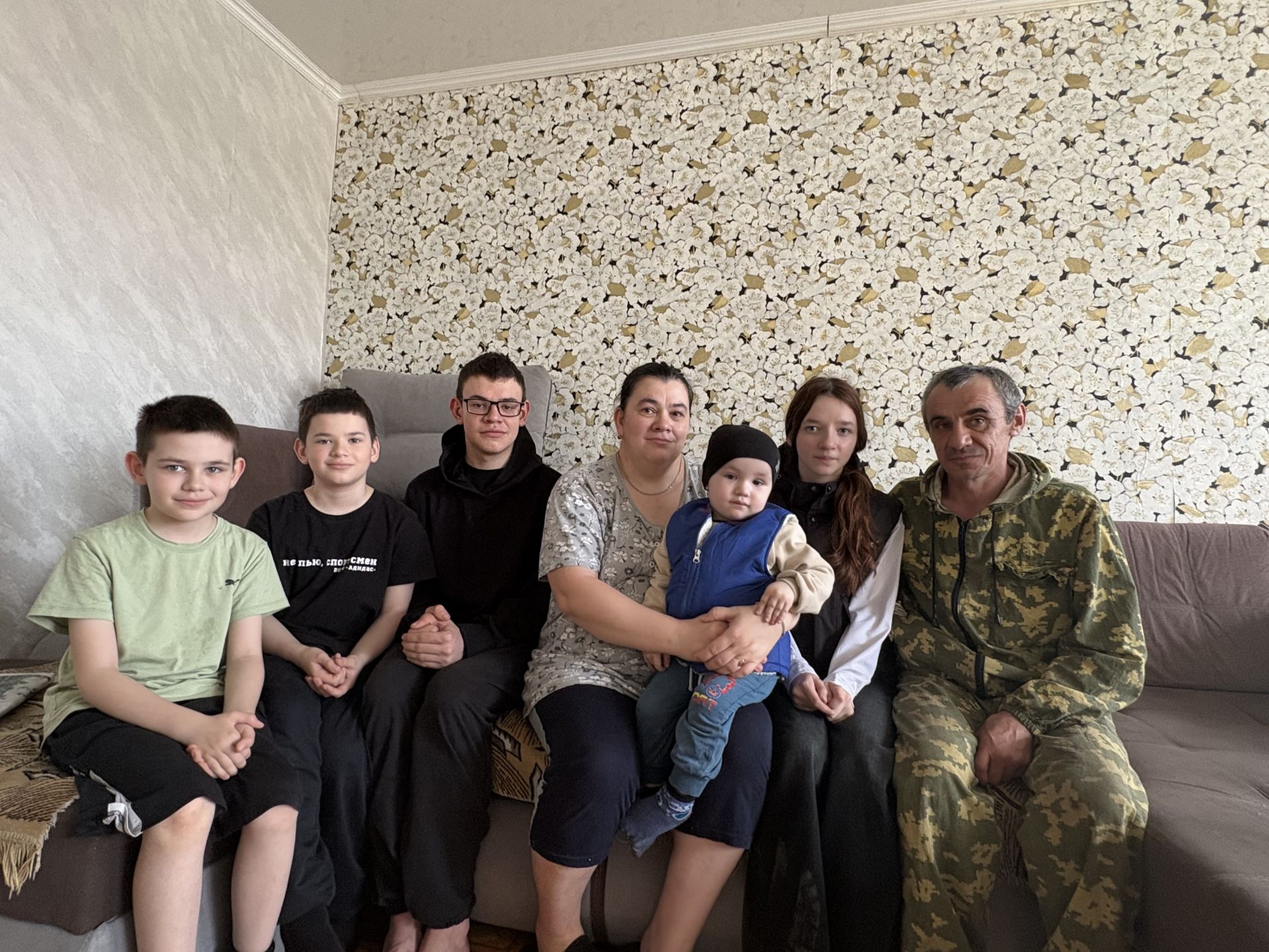 Тугыз бала тәрбияләүче Ситдыйковлар: «Ярдәм сорап йөргәнебез юк»