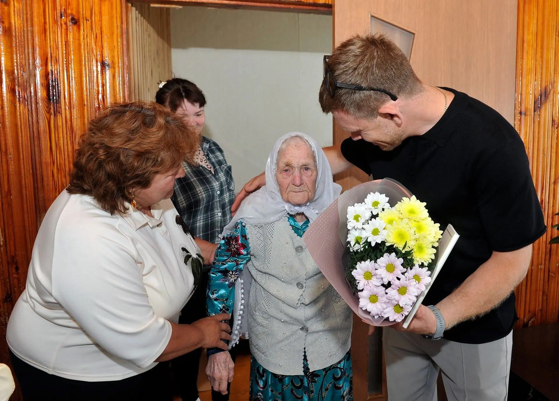 «Озын гомернең сере – бал кортларында»: 100 яшьлек Суфия әбинең әле дә кулының тик торганы юк