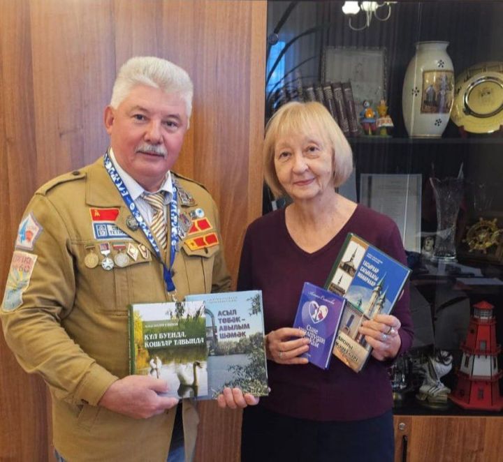 «Апас» якташлар җәмгыяте  читтәге милләтәшләргә китаплар биргән
