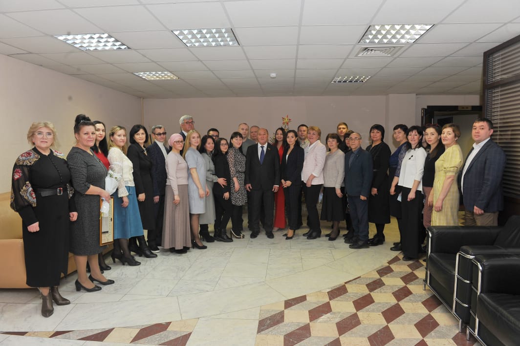 «Ватаным Татарстан» коллективын Яңа ел белән котларга Марат Әхмәтов белән Айрат Зарипов килде (ФОТОРЕПОРТАЖ)