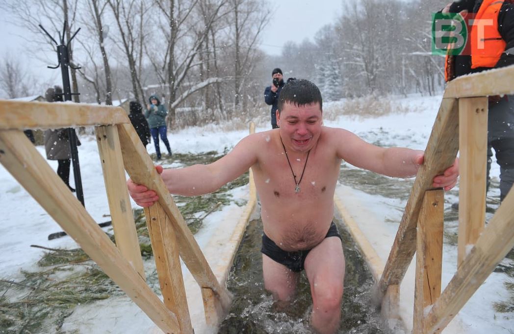 Казанда бәкедә су коендылар (ФОТОРЕПОРТАЖ)