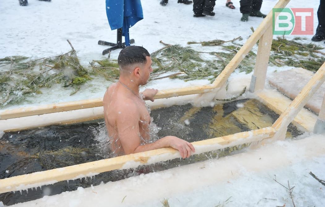 Казанда бәкедә су коендылар (ФОТОРЕПОРТАЖ)