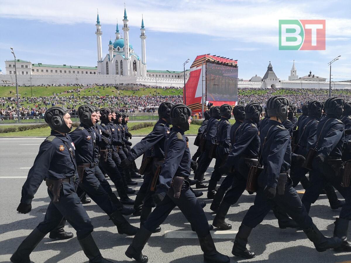 Казанда узган Җиңү парадыннан ФОТОРЕПОРТАЖ