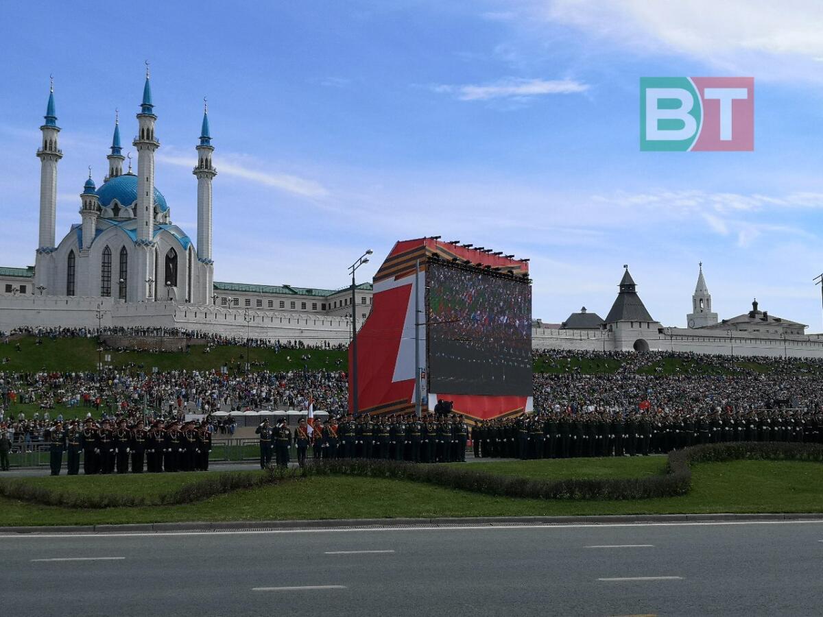 Казанда узган Җиңү парадыннан ФОТОРЕПОРТАЖ