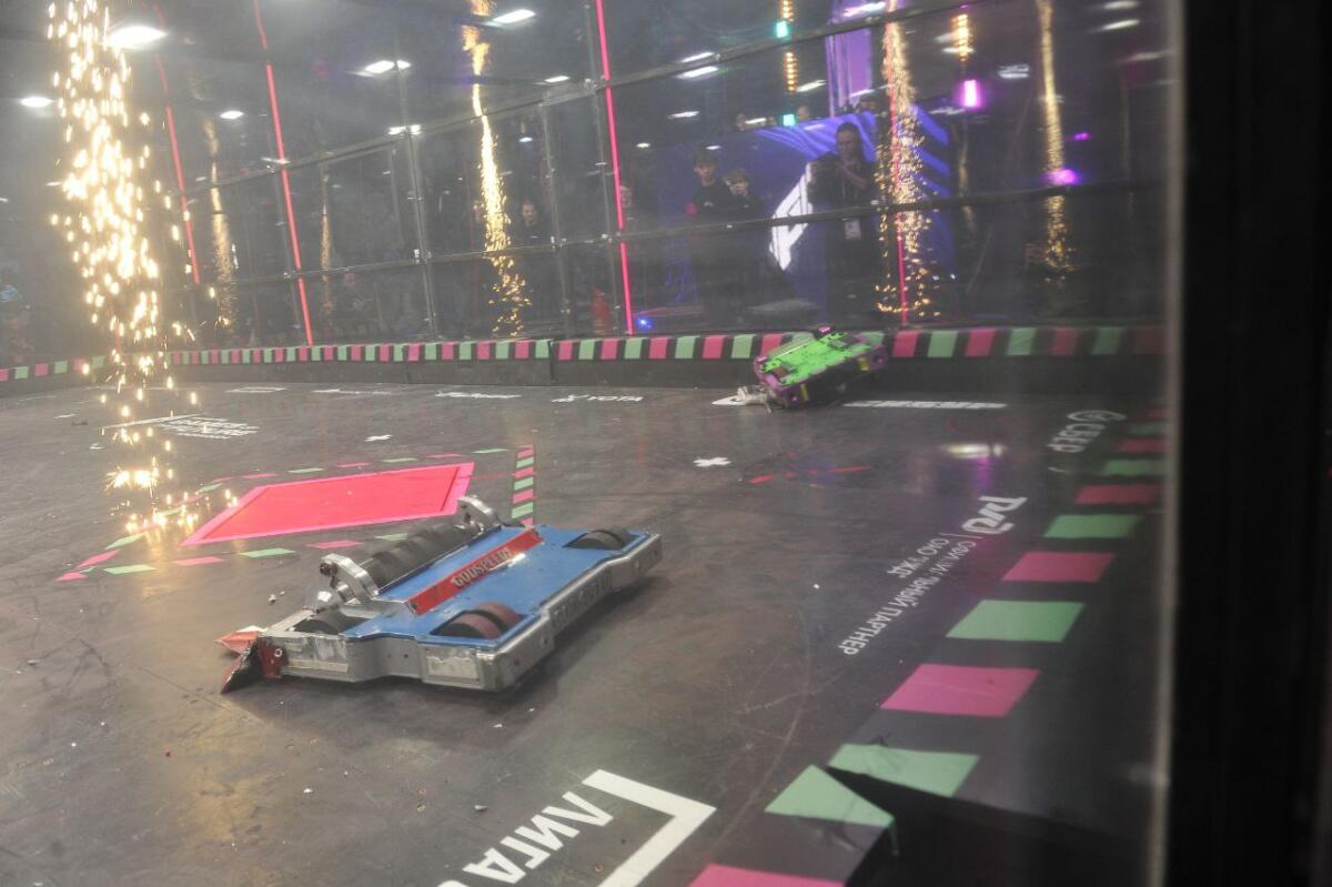 "Киләчәк уеннары". Роботлар көрәше ФОТОРЕПОРТАЖ