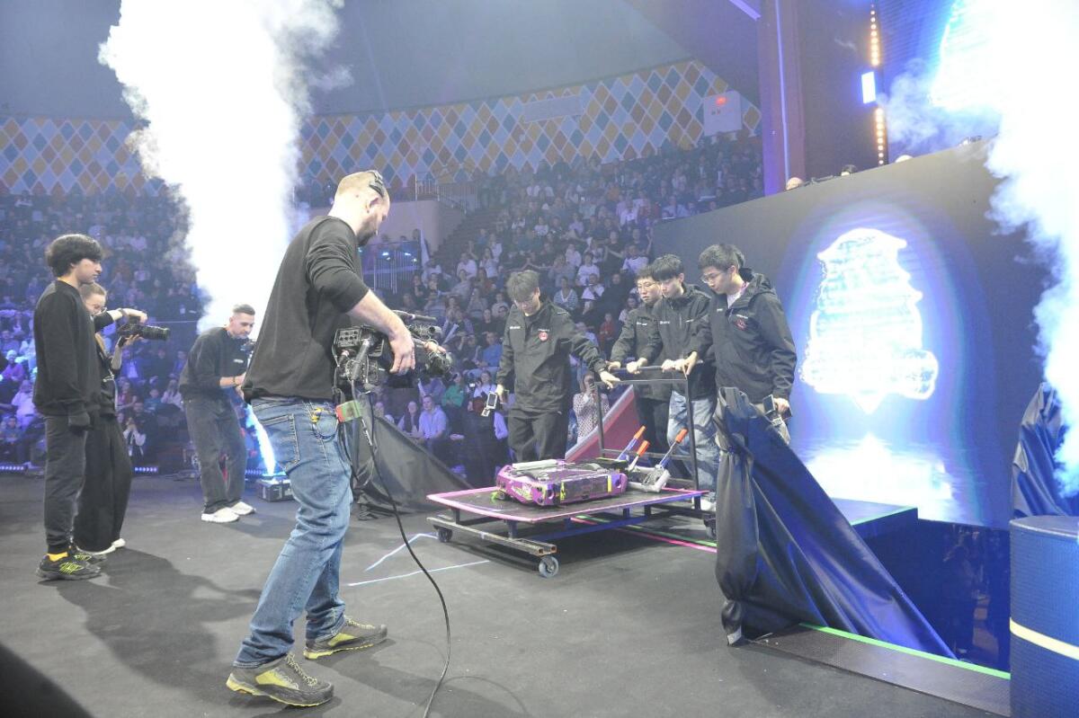 "Киләчәк уеннары". Роботлар көрәше ФОТОРЕПОРТАЖ