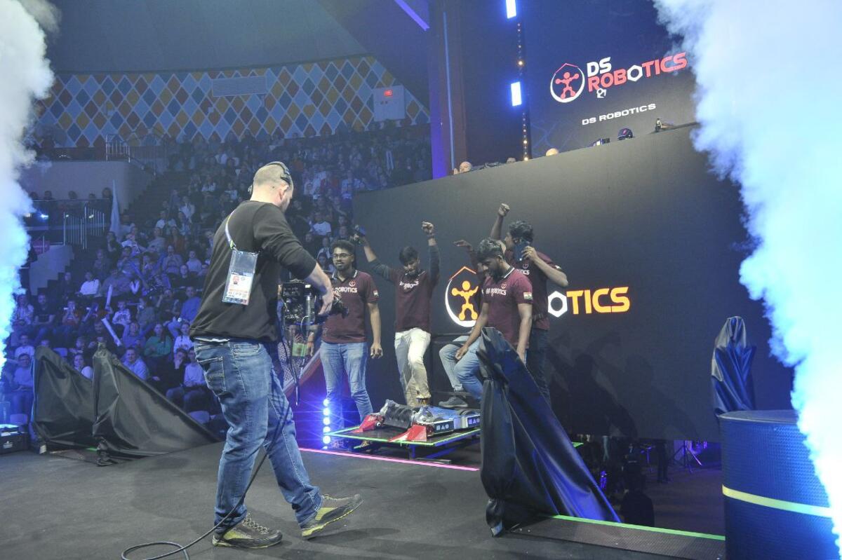 "Киләчәк уеннары". Роботлар көрәше ФОТОРЕПОРТАЖ