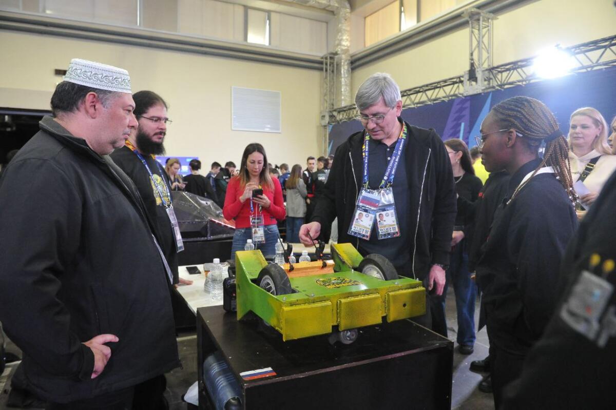 "Киләчәк уеннары". Роботлар көрәше ФОТОРЕПОРТАЖ