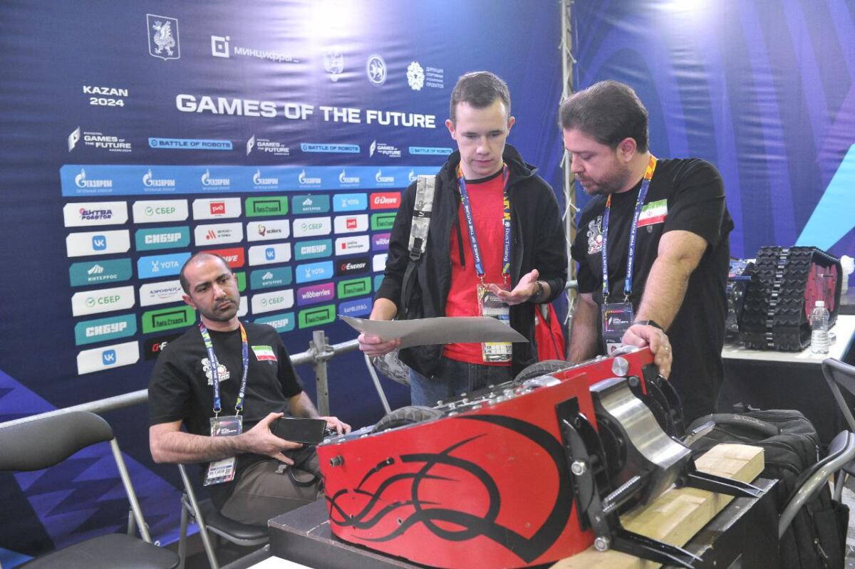 "Киләчәк уеннары". Роботлар көрәше ФОТОРЕПОРТАЖ