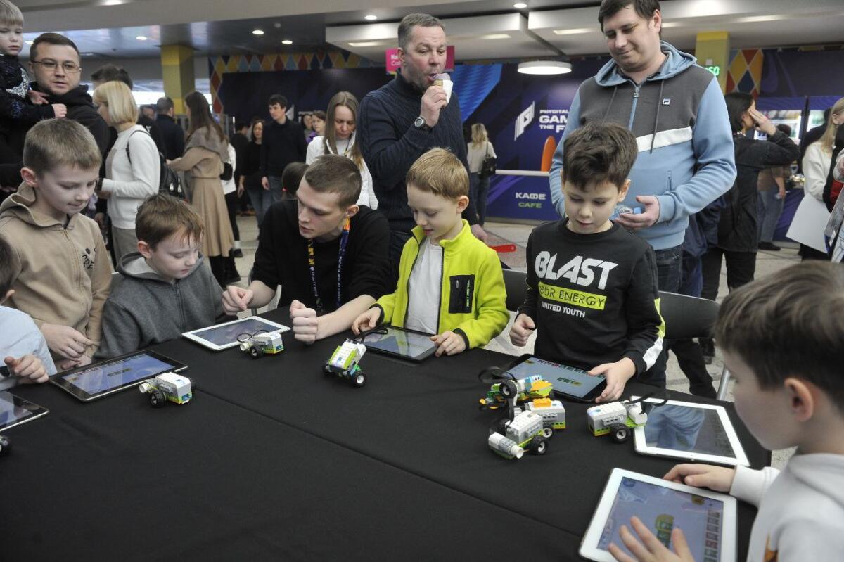 "Киләчәк уеннары". Роботлар көрәше ФОТОРЕПОРТАЖ