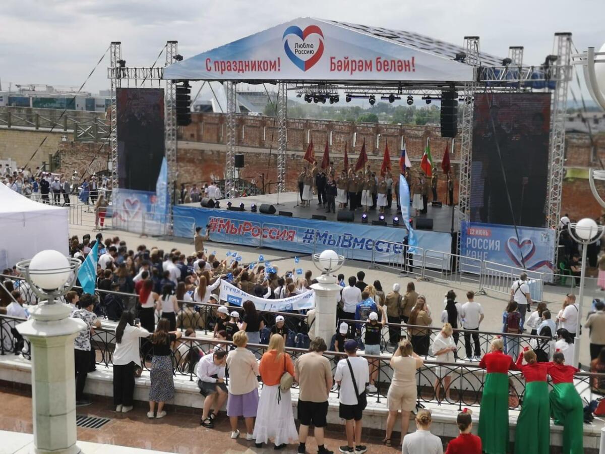 Россия көненә багышланган Халыклар дуслыгы парадыннан ФОТОРЕПОРТАЖ