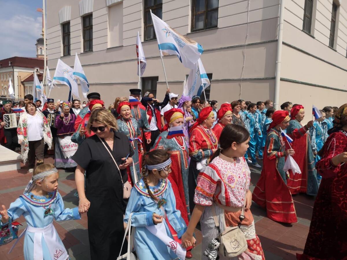 Россия көненә багышланган Халыклар дуслыгы парадыннан ФОТОРЕПОРТАЖ