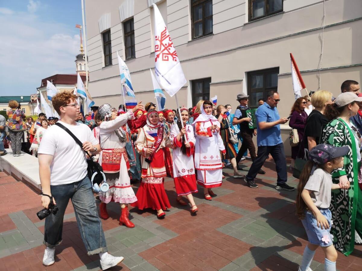 Россия көненә багышланган Халыклар дуслыгы парадыннан ФОТОРЕПОРТАЖ