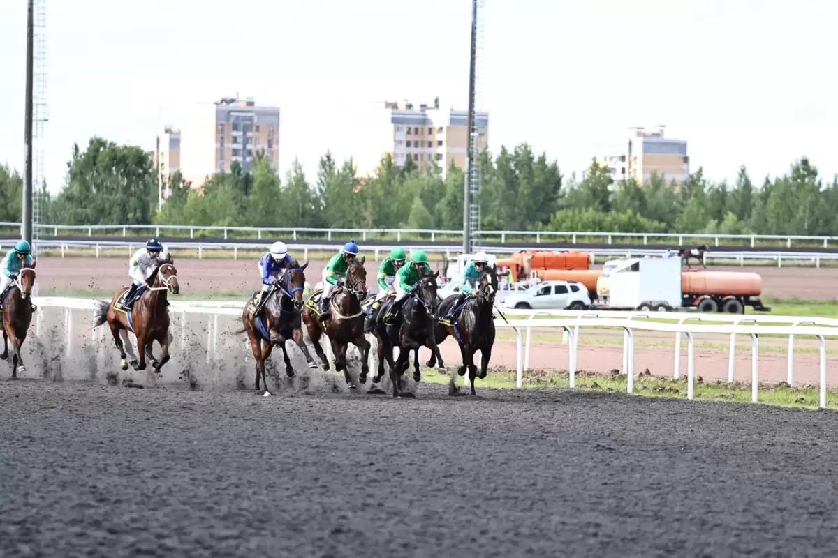 Казан Сабан туе кысаларында ипподромда уздырылган ат чабышларыннан ФОТОРЕПОРТАЖ