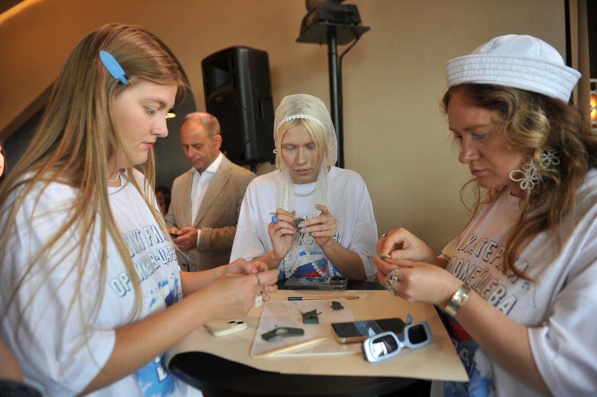 «Новая волна – 2025» финалистларының конкурсның барельефын ясау чарасыннан фоторепортаж