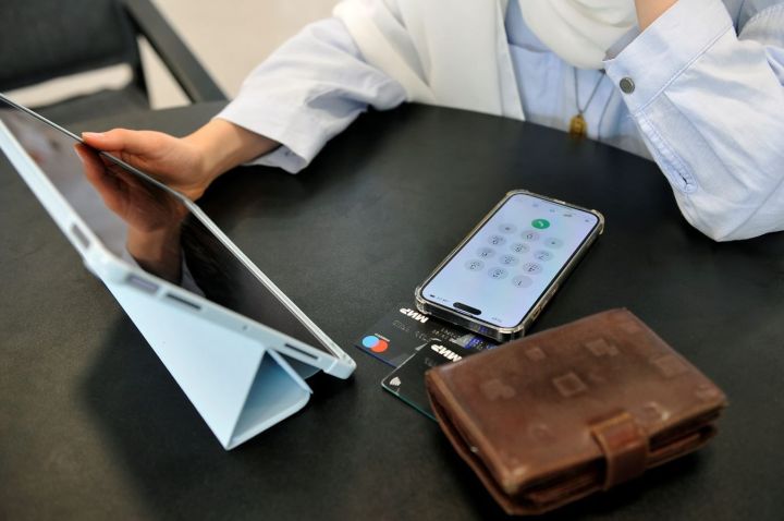 Мошенникларга ялгышып телефонга килгән дүрт урынлы кодны әйтсәң, иң беренче эш итеп нишләргә?