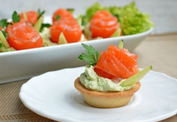Авокадо һәм кызыл балыктан тарталетка