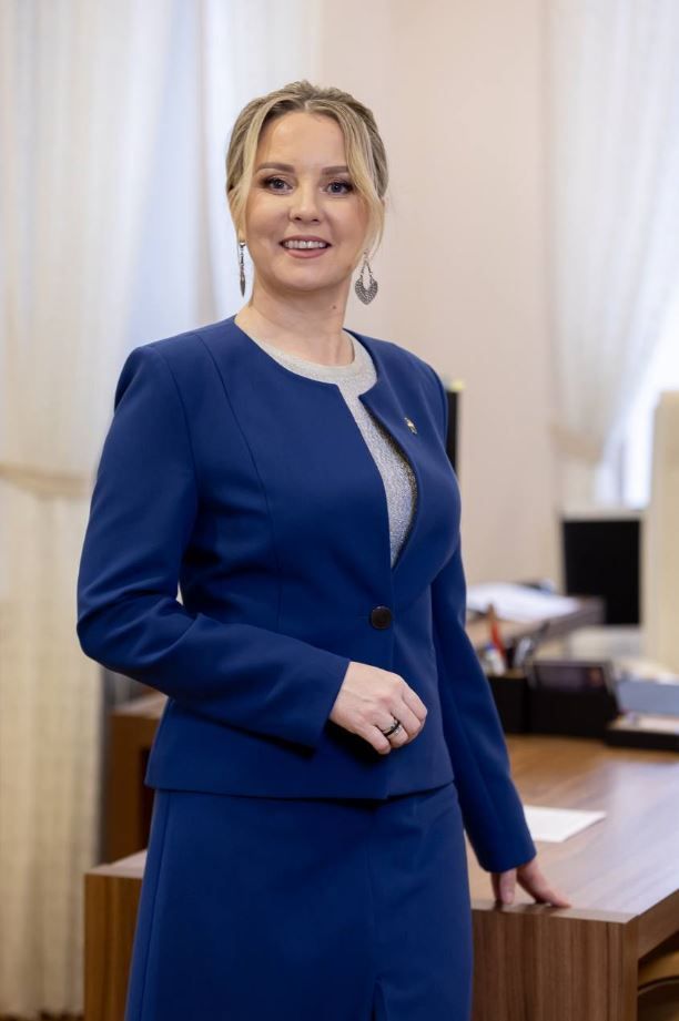 Эльвира Әхмәтова: «Сөенечләр дә, көенечләр дә безгә китерә»