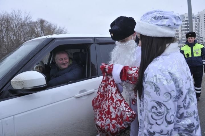 Дәүләт автоинспекциясе хезмәткәрләре Яңа ел белән котлый һәм сак булырга өнди