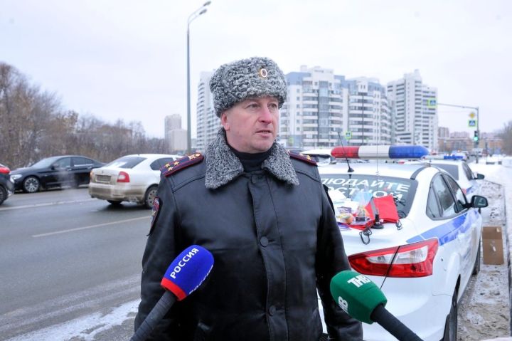 Дәүләт автоинспекциясе хезмәткәрләре Яңа ел белән котлый һәм сак булырга өнди