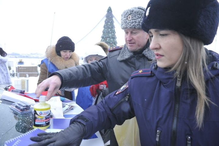 Дәүләт автоинспекциясе хезмәткәрләре Яңа ел белән котлый һәм сак булырга өнди