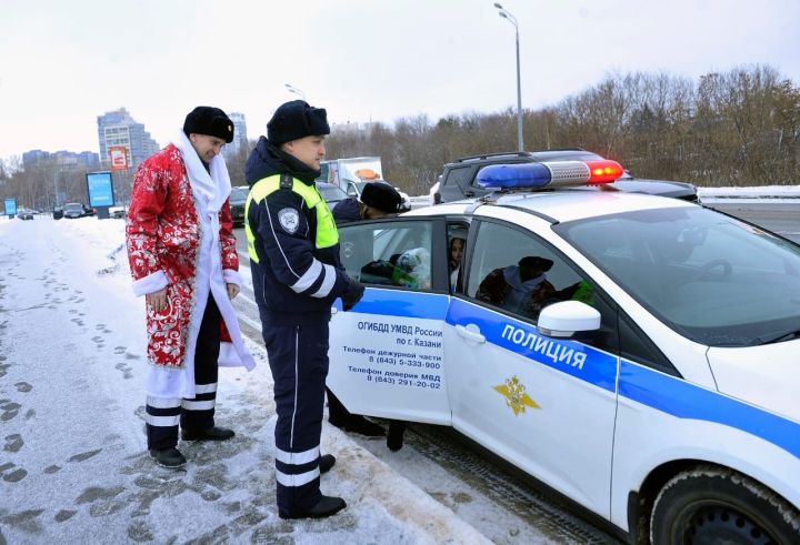 Дәүләт автоинспекциясе хезмәткәрләре Яңа ел белән котлый һәм сак булырга өнди