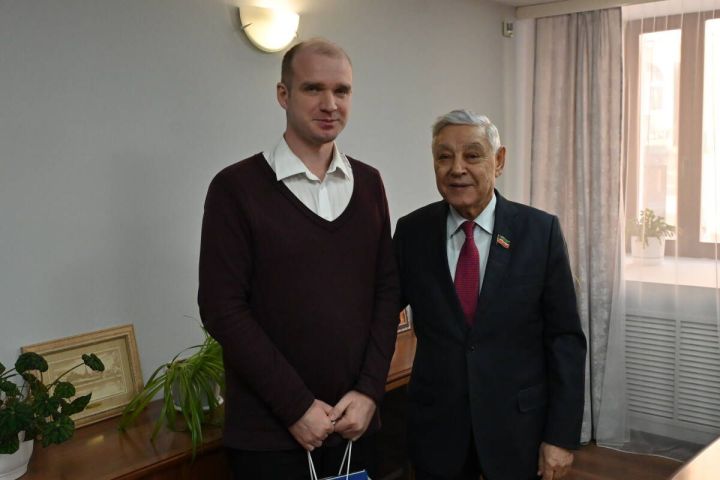 Фәрит Мөхәммәтшинга «Динамо-Ак Барс» турында китап бүләк иттеләр