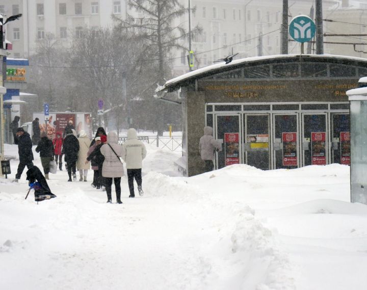 Казан, көчле буран аркасында, кар астында калды