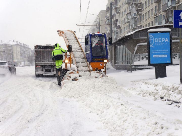 Казан, көчле буран аркасында, кар астында калды