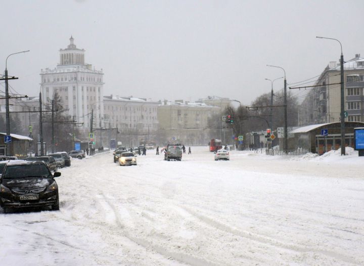 Казан, көчле буран аркасында, кар астында калды