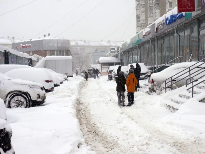 Казан, көчле буран аркасында, кар астында калды