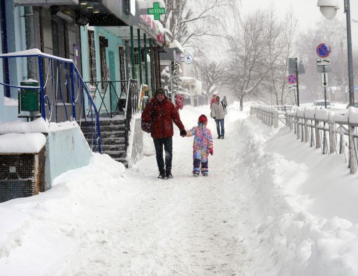 Казан, көчле буран аркасында, кар астында калды