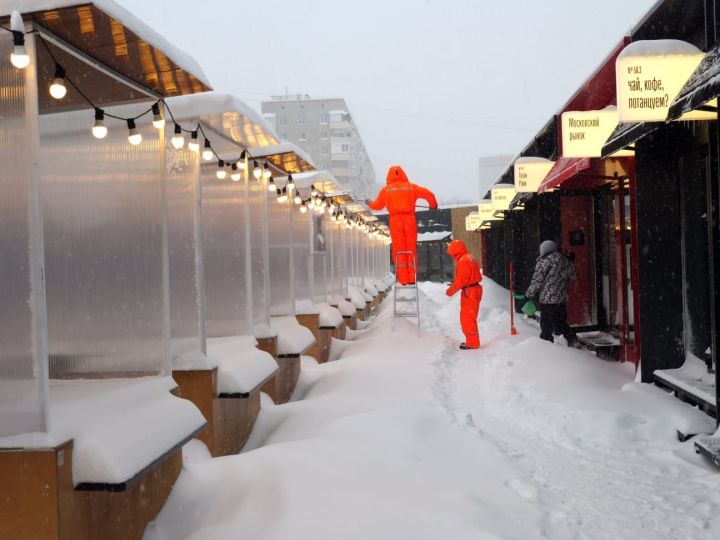 Казан, көчле буран аркасында, кар астында калды