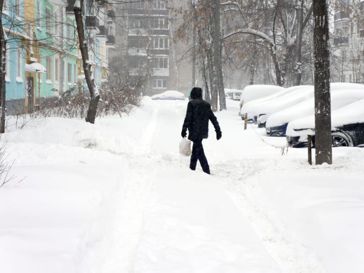 Казан, көчле буран аркасында, кар астында калды
