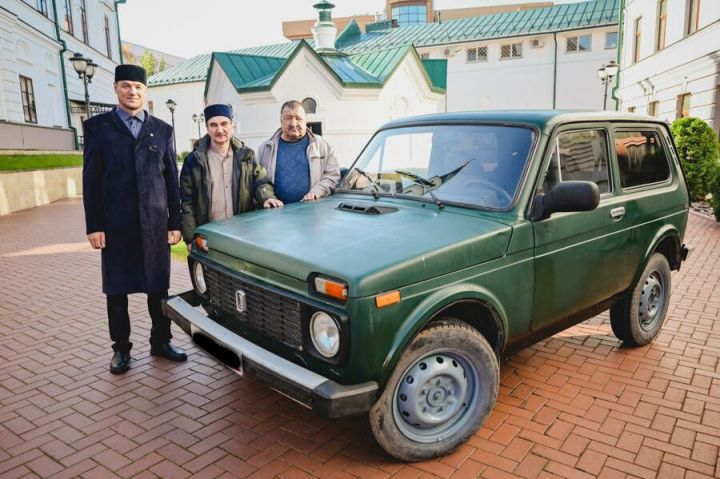 Мөфтиятнең Балык Бистәсе мөхтәсибәте СВОга озату өчен «Нива» автомобиле тапшырды