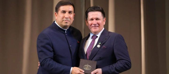 Татарстанның халык артисты Ирек Хафизовка Бөтендөнья татар конгрессының медале тапшырылды