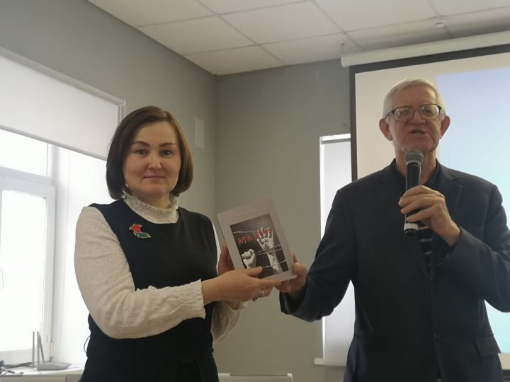 Муса Җәлилнең тууына 120 ел тулу уңаеннан «Кызыл ромашка» акциясе үтте (ФОТОРЕПОРТАЖ)