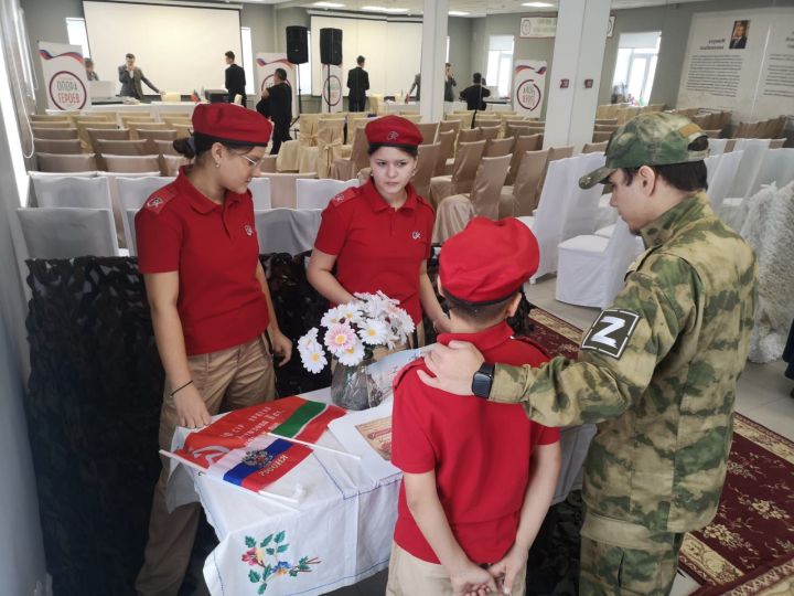 Муса Җәлилнең тууына 120 ел тулу уңаеннан «Кызыл ромашка» акциясе үтте (ФОТОРЕПОРТАЖ)