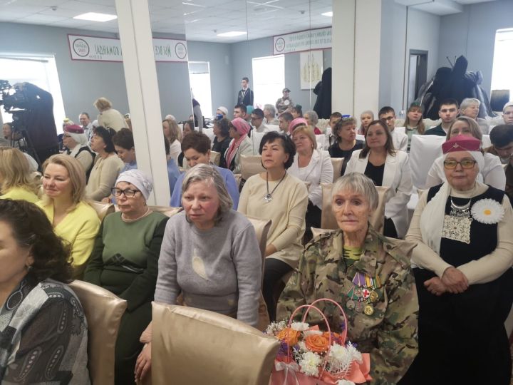 Муса Җәлилнең тууына 120 ел тулу уңаеннан «Кызыл ромашка» акциясе үтте (ФОТОРЕПОРТАЖ)