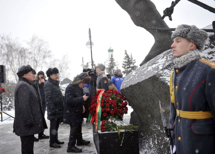 Рөстәм Миңнеханов Муса Җәлил һәйкәленә чәчәкләр салды (ФОТОРЕПОРТАЖ)