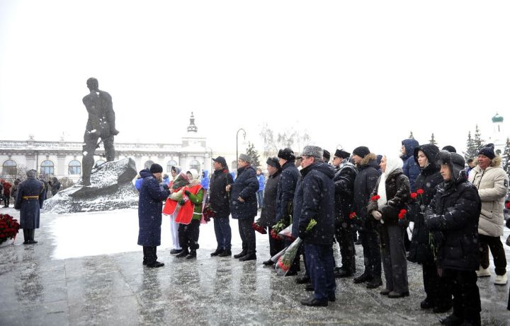 Рөстәм Миңнеханов Муса Җәлил һәйкәленә чәчәкләр салды (ФОТОРЕПОРТАЖ)