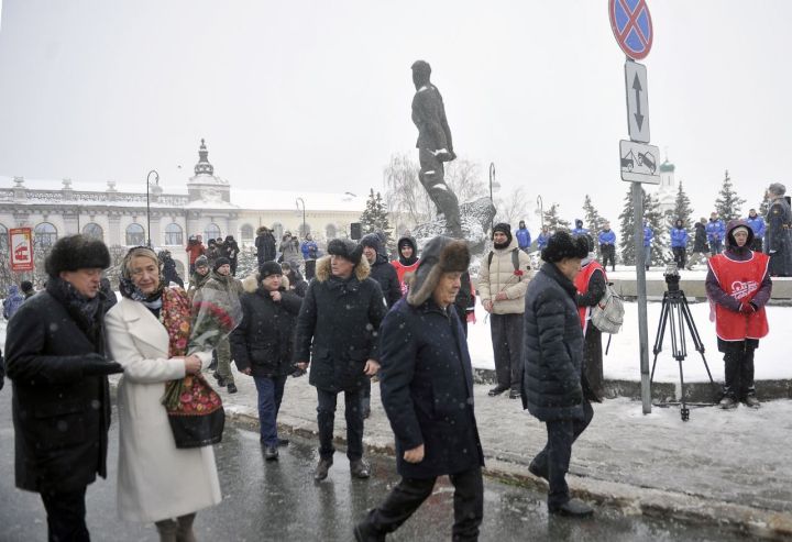 Рөстәм Миңнеханов Муса Җәлил һәйкәленә чәчәкләр салды (ФОТОРЕПОРТАЖ)