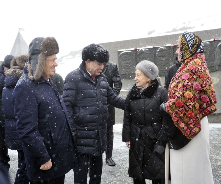 Рөстәм Миңнеханов Муса Җәлил һәйкәленә чәчәкләр салды (ФОТОРЕПОРТАЖ)