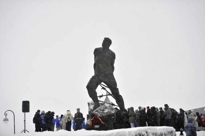 Рөстәм Миңнеханов Муса Җәлил һәйкәленә чәчәкләр салды (ФОТОРЕПОРТАЖ)