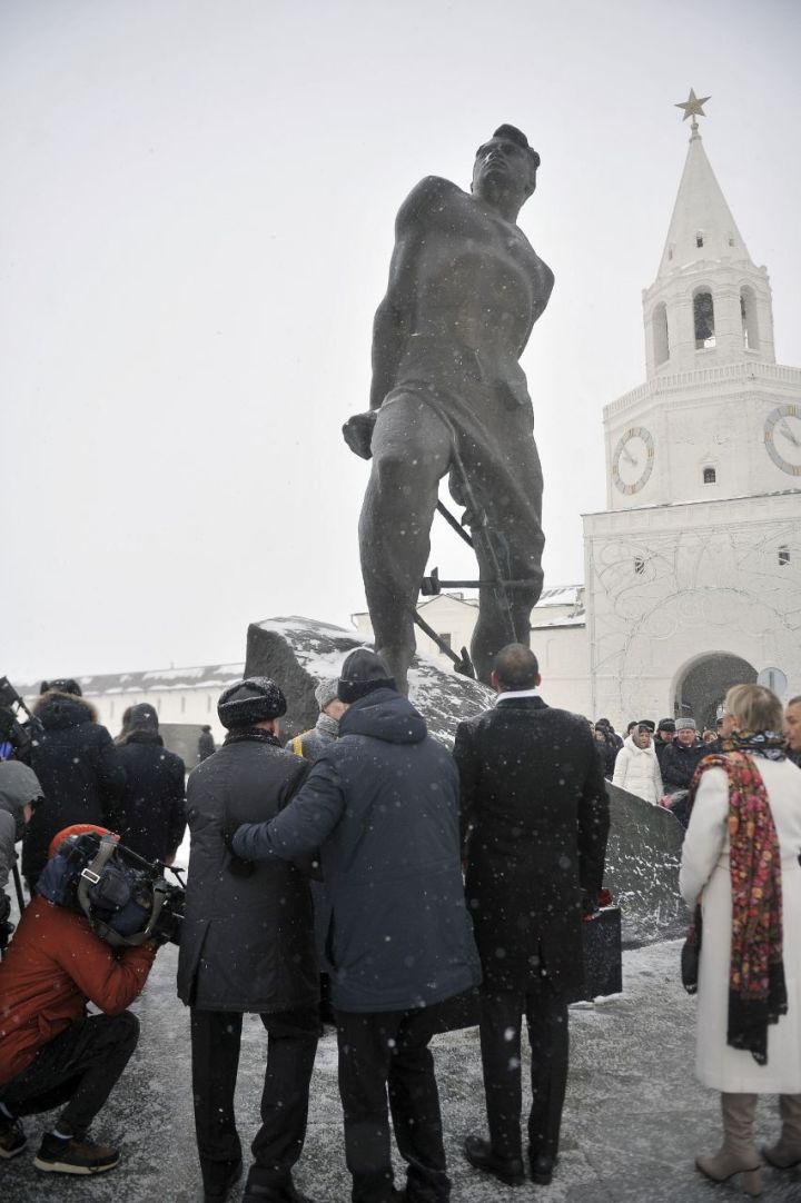 Рөстәм Миңнеханов Муса Җәлил һәйкәленә чәчәкләр салды (ФОТОРЕПОРТАЖ)