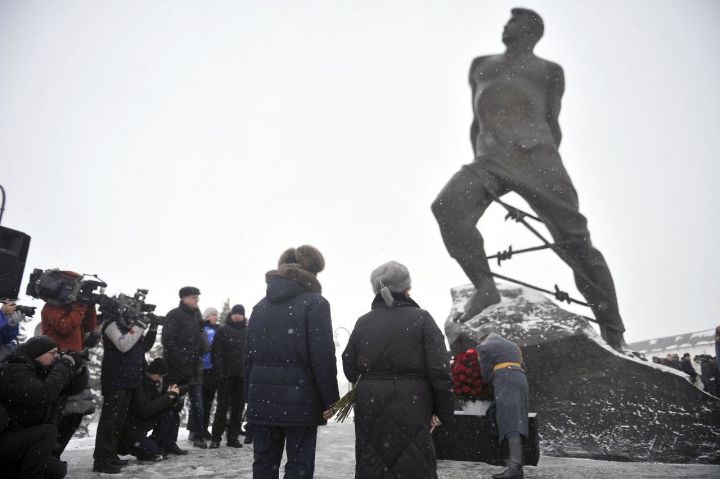 Рөстәм Миңнеханов Муса Җәлил һәйкәленә чәчәкләр салды (ФОТОРЕПОРТАЖ)