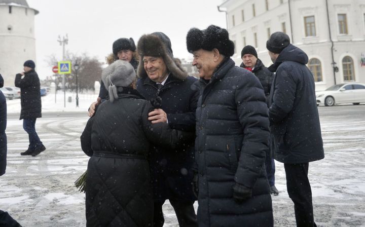 Рөстәм Миңнеханов Муса Җәлил һәйкәленә чәчәкләр салды (ФОТОРЕПОРТАЖ)