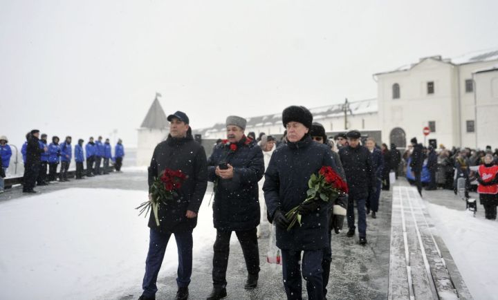 Рөстәм Миңнеханов Муса Җәлил һәйкәленә чәчәкләр салды (ФОТОРЕПОРТАЖ)